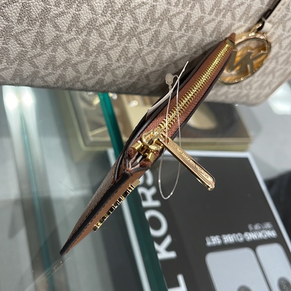 MICHAEL KORS
Jet Set Travel Medium Top Zip Leather Card Case Wallet 
Luggage
NWT - Picture 4 of 16